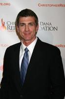 joe lando anländer på de 4:e årlig los angeles gala för de christopher och dana fogde fundament, på de beverly hilton hotell, i beverly kullar, ca december 2, 2008 foto