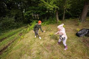 bror med hans liten syster spela i höst skog fånga och kasta boll spel. foto