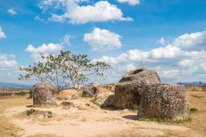 fragment av unik arkeologisk webbplats som var förstörd från exploderad klunga bomber - enkel av burkar. Phonsovan, xieng khouang provins, laos. foto