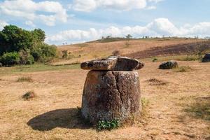 del av arkeologisk webbplats som var förstörd från exploderad klunga bomber - enkel av burkar. Phonsovan, xieng khouang provins, laos. foto