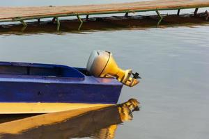 utombordare motor på en blå aluminium fiske båt, utombordare motor på en nöje båt, sjö, flod, propeller foto