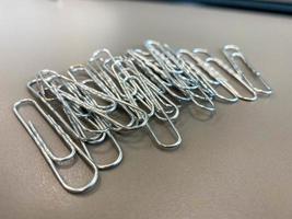 metall papper clips . de aning för de design av skola bärbara datorer foto