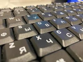 närbild se av en svart plast tangentbord med knappar på en arbete dator i en företag kontor foto