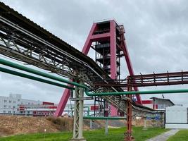 stänga upp industriell zon, den Utrustning av olja raffinering, närbild av industriell rörledningar av ett oljeraffinaderi växt, detalj av olja rörledning med ventiler i stor olja raffinaderi, kraft energi systemet station foto