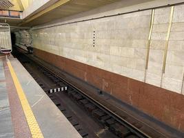 se av de tunnel på de plattform för väntar tåg på de metro station med granit väggar foto