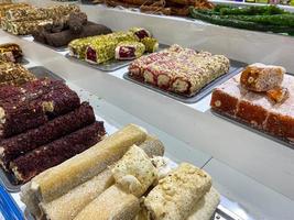 massor av utsökt färgrik orientalisk turkiska sötsaker, turkiska glädje ljuv godis efterrätt i de Lagra foto
