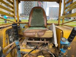 panorama ram sittplats och kontrollera pinnar inuti de öppen cab av en tung plikt maskineri foto