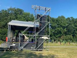 stor musikalisk järn utomhus- skede för musiker till prestera utomhus på de öppen luft på de musik festival foto