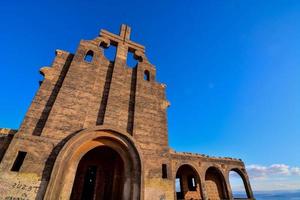 kyrka mot blå himmel foto