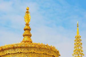 detalj av de konst i gyllene Färg av prathat välja hae tempel i phrae provins, thailand som belägen i de nordlig del av Land. foto