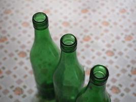 tre grön flaskor foto