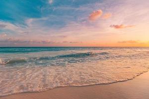 närbild hav sand strand. skön strand landskap. inspirera tropisk strand marinmålning horisont. drömmande solnedgång himmel lugna lugn koppla av solnedgång sommar humör. positiv energi, meditation sommar tropisk ö foto