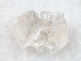 rå kristall av danburite ädelsten på vit foto
