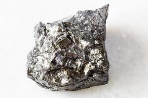 opolerad bituminös kol svart kol på vit foto
