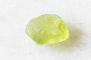 rå olivin, peridot, krysolit kristall på vit foto