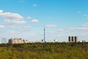 vår horisont med TV torn i moskva foto
