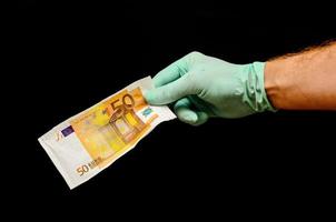 hand innehav euro kontanter foto