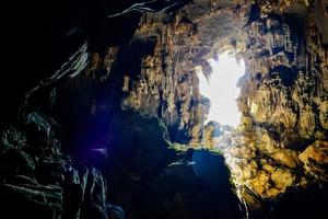 grotta i thailand foto