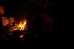 eld på natten foto
