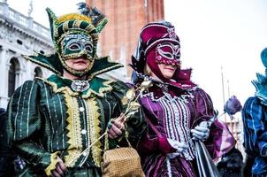oidentifierad människor bär karneval masker på de Venedig karneval i Venedig, Italien, cirka februari 2022 foto