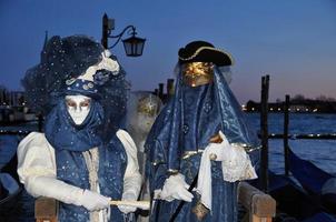 oidentifierad människor bär karneval masker på de Venedig karneval i Venedig, Italien, cirka februari 2022 foto