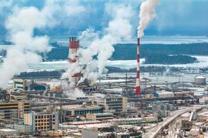 vinter- antenn panorama- se på rök av rör av kemisk företag växt. industriell landskap miljö- förorening avfall växt. luft förorening begrepp. foto