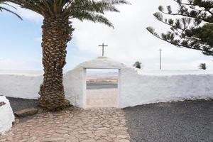 lanzarote, Spanien - augusti-vy av de huvud ingång av de små kyrka av de ermita de las nieves under en molnig dag foto