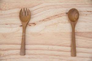 textur av trä- sked, gaffel och tabell foto