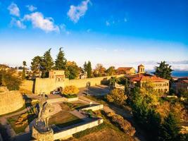 telavi, georgien, 2022 - antenn stänga upp monument av kung erekle ii . skön se av kakheti landskap från telavi. alazani dal och röd tak hus i kakheti foto