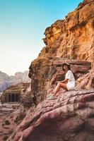 kvinna turist stå på klippa på synpunkt njut av wadi rom panorama på soluppgång. wadi rom öken- - dal wadi saabit. jordan utforska begrepp foto