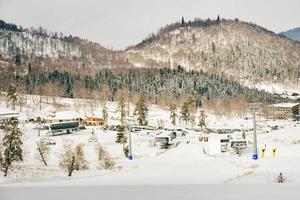 bakuriani åka skidor tillflykt panorama i georgien, kaukasus berg. känd resa destination för utomhus skidåkning foto