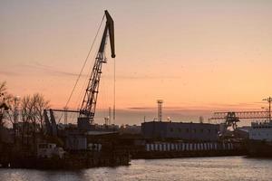 container kran på solnedgång bakgrund foto