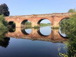 en se av de flod dee på farndon i cheshire foto