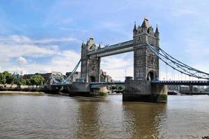 utsikt över tower bridge i london foto