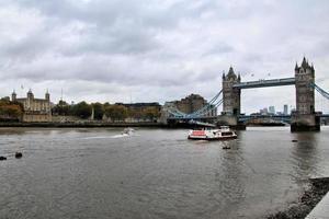 utsikt över tower bridge i london foto