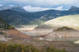 torka i de norr av Spanien. reservoar med mycket låg nivå foto