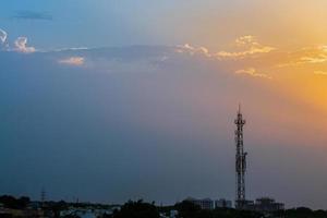silhuett av ett radiotorn vid solnedgången foto