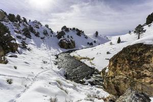 floddal genom bergen under dagen foto