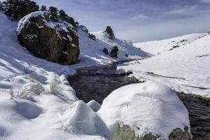 bergskydd med snö under dagtid foto