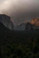 Yosemite Valley under stormiga himmel foto