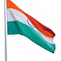 Indien flagga vajar högt på connaught plats med stolthet över blå himmel, Indien flagga vajar, indiska flaggan på självständighetsdagen och republikens dag i Indien, tilt up shot, viftande indiska flaggan, har ghar tiranga foto