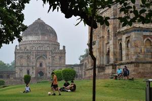 ny delhi, Indien, juni 21 2022 - mughal arkitektur inuti lodhi trädgårdar, delhi, Indien, skön arkitektur inuti trekupol moské i lodhi trädgård foto