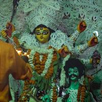 gudinnan durga med traditionell look i närbild vid en durga puja i södra Kolkata, durga puja idol, en största hinduiska navratri-festival i Indien foto