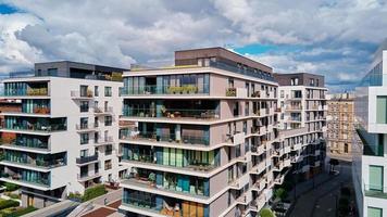 ny modern komplex av bostads- Lägehet i Europa foto
