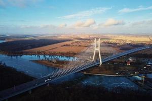 stor bro över flod med bilar trafik foto