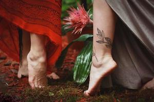 stänga upp kvinna fötter med tatuering begrepp Foto