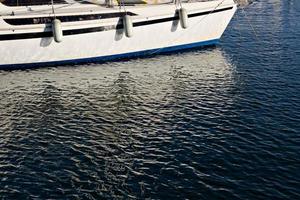 nöje båt med reflektioner i de vatten i de marina. horisontell bild. foto