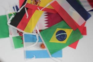 läder fotboll boll med internationell team flaggor av de deltar länder i de mästerskap turnering isolerat på vit bakgrund. fotboll Utrustning konkurrenskraftig spel. värld kopp begrepp. foto