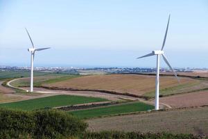två vind turbiner foto