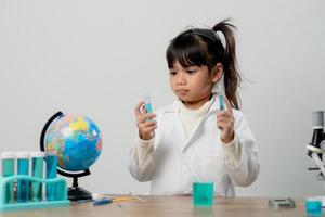 utbildning, vetenskap, kemi och barn begrepp - barn eller studenter med testa rör framställning experimentera på skola laboratorium foto